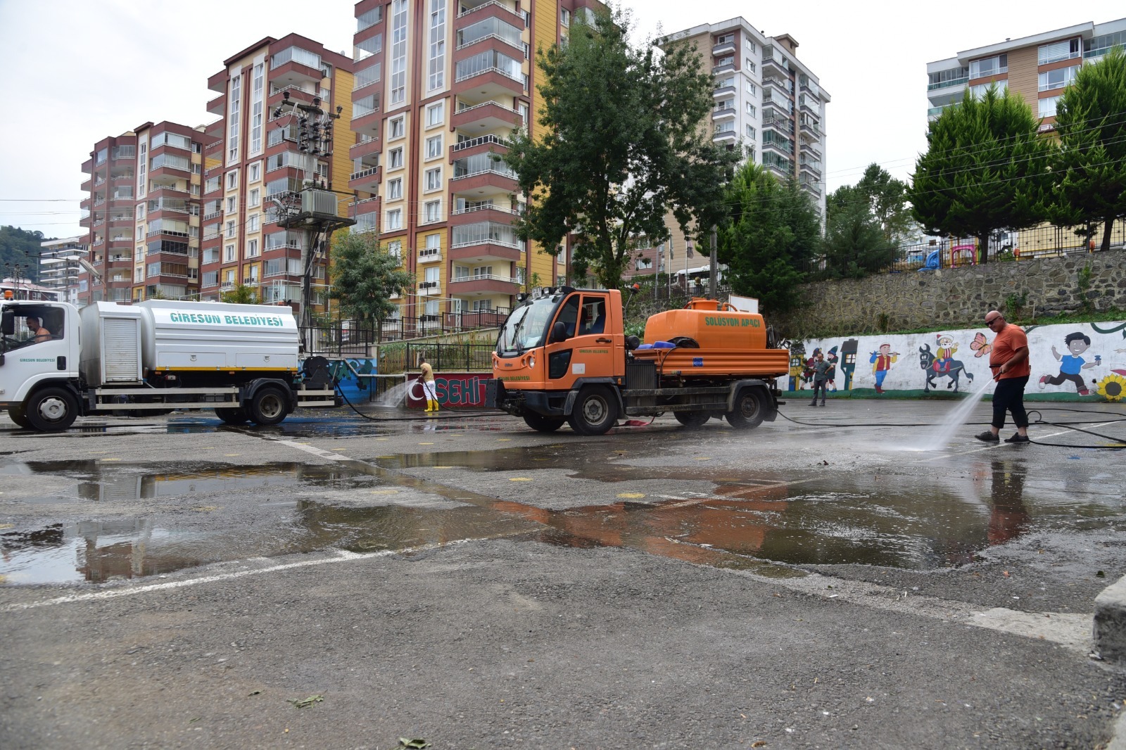Okul Bahçeleri Temizleniyor