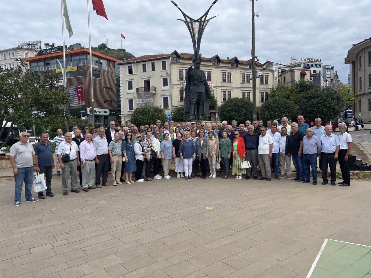 “İçinde Bulunduğumuz Eğitim Sistemi, Ne Yazık Ki Birey Yetiştirme Değil, Seçmen Yetiştirme Üzerine Kuruludur”
