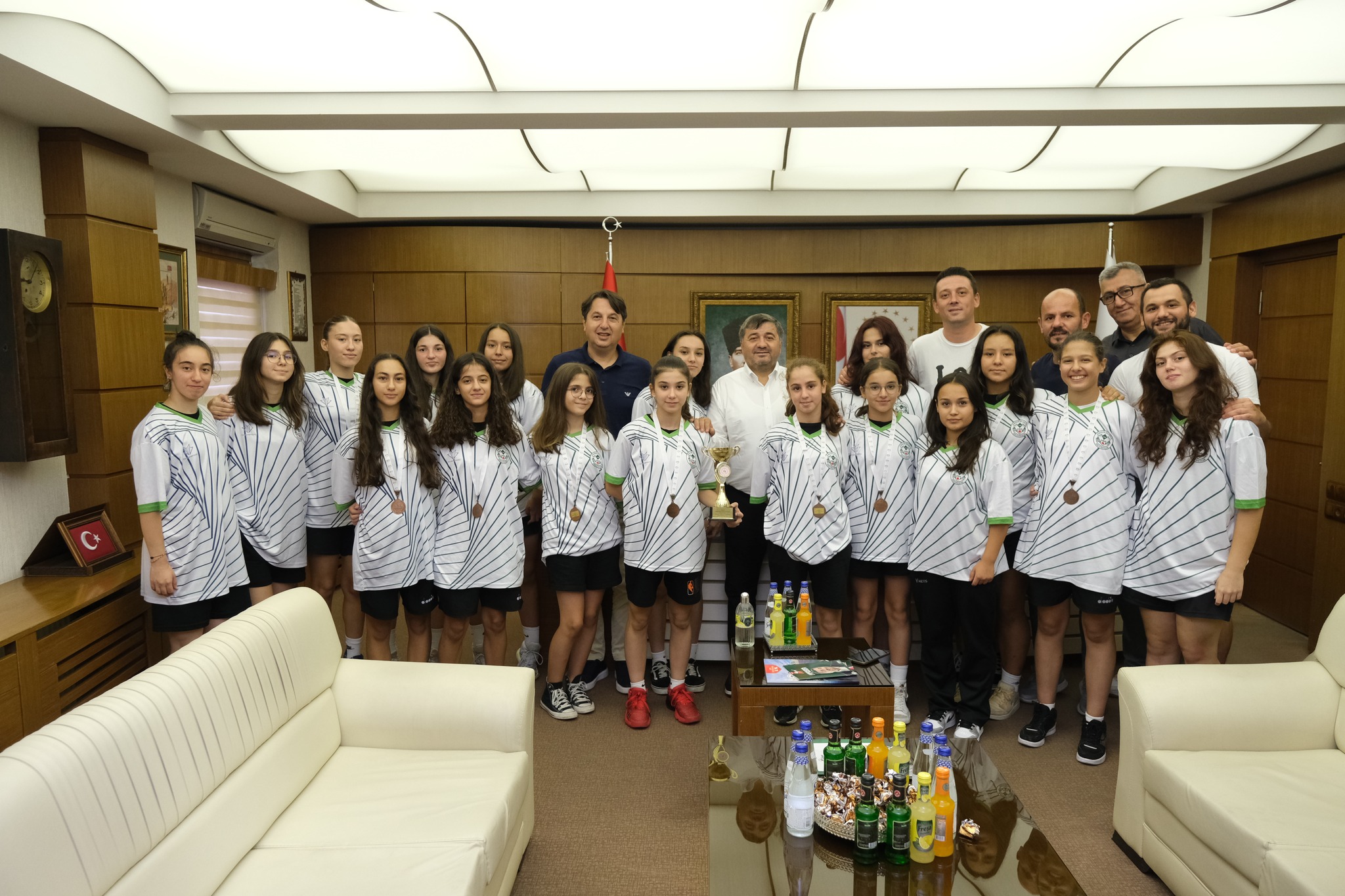 Basketbolculardan Başkan Şenlikoğlu’na Ziyaret