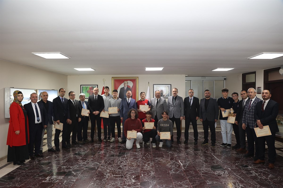 Vali Serdengeçti, MEB Robot Yarışmasında Dereceye Giren Öğrencileri Ağırladı