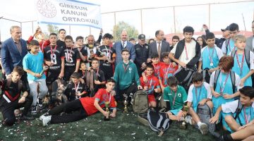 Gençlerin Yeteneklerini Sergilediği Futbol Turnuvası, Ödül Töreniyle Taçlandı