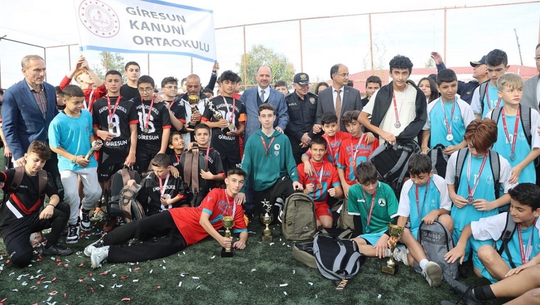 Gençlerin Yeteneklerini Sergilediği Futbol Turnuvası, Ödül Töreniyle Taçlandı