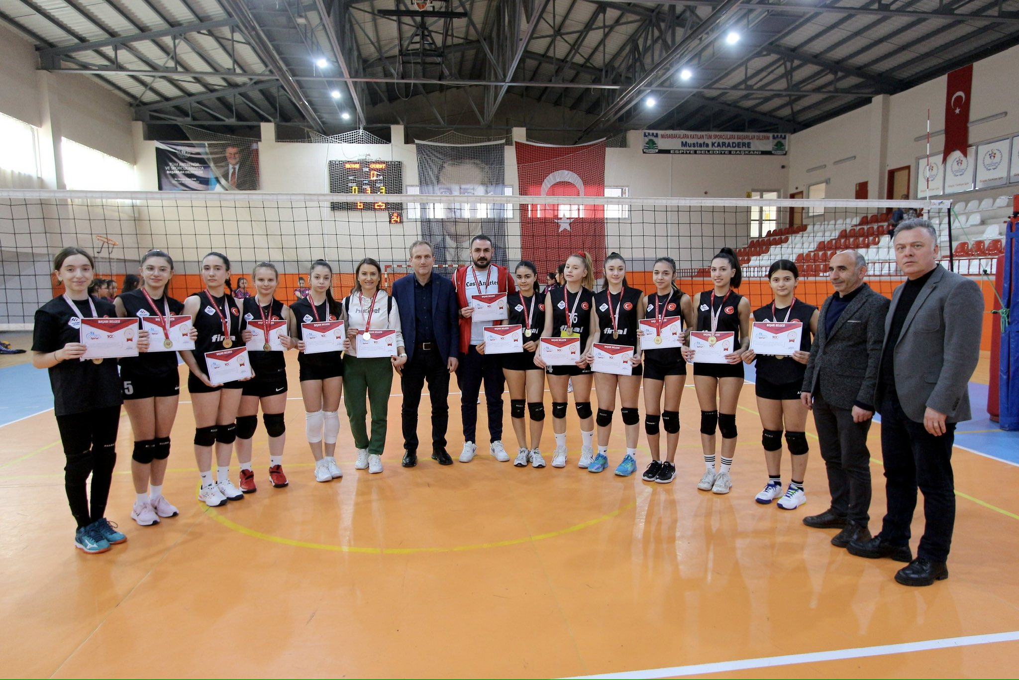 Voleybol Müsabakalarında Madayla Ve Başarı Belgesi