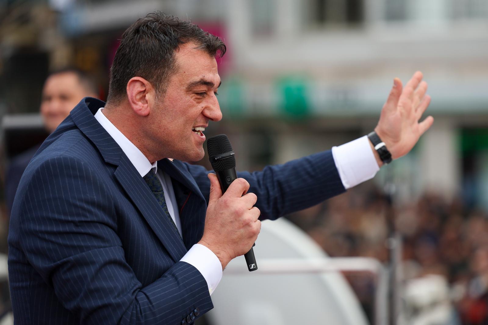 ÇALIŞANIN BAŞIMIN ÜZERİNDE YERİ VAR