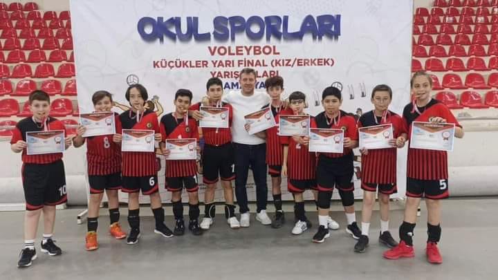 Bulancak Mehmet Akif Ersoy Ortaokulu’ndan Voleybol’ da Büyük Başarı