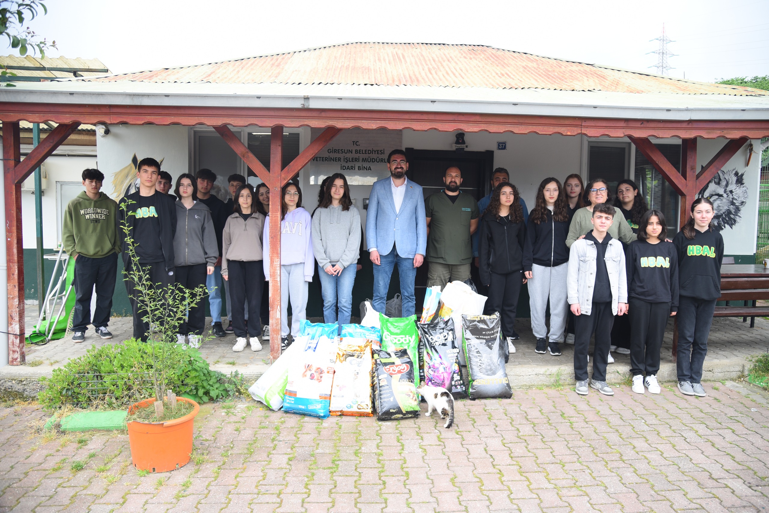 ÖĞRENCİLER HAYVANAT BAHÇESİNİ ZİYARET EDEREK MAMA DESTEĞİNDE BULUNDU