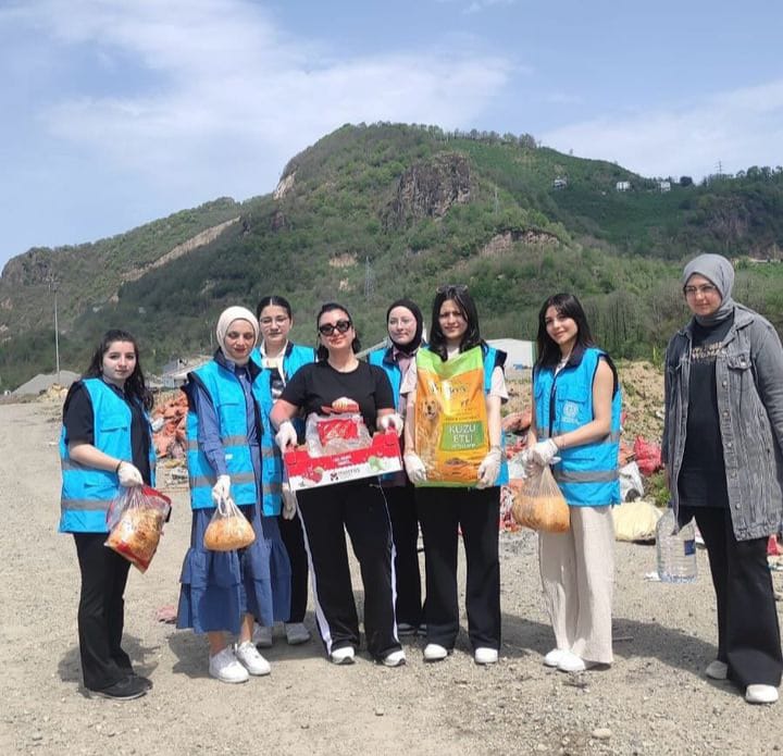 TİREBOLU YURDU GÖNÜLLÜ ÖĞRENCİLERİNDEN SOKAK HAYVANLARINA DESTEK