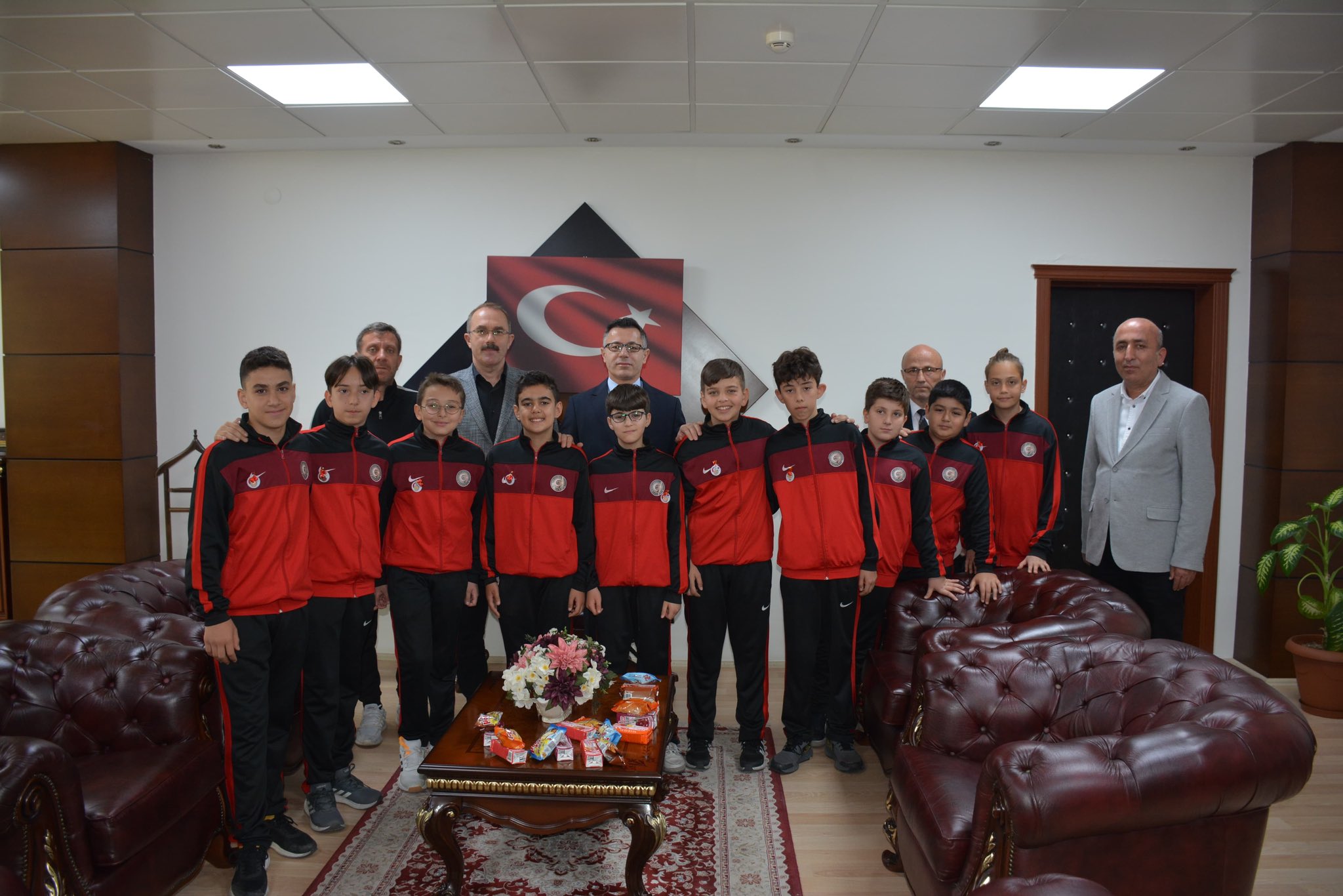 KAYMAKAM ÜNAL KOÇ TÜRKİYE İKİNCİSİ OLAN MEHMET AKİF ORTAOKULU ÖĞRENCİLERİ VE ÖĞRETMENLERİNİ TEBRİK ETTİ