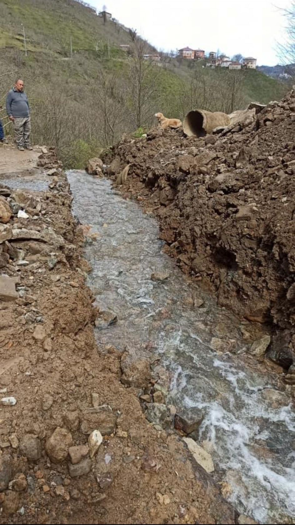 MERKEZ ÜLPER KÖYÜ KOÇMAR YOLUN BAZI BÖLÜMLERİNDE BÜZ ATIMI TAMAMLANDI.