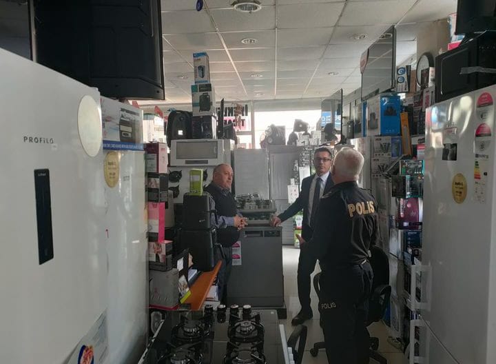 KAYMAKAM ÜNAL VE EMNİYET MÜDÜRÜ MUSTAFA TOZLU’DAN ESNAFLARA ZİYARET