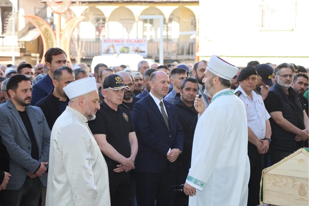 Vali Serdengeçti, Şehit Burakcan Karamanoğlu’nun Babasının Cenazesine Katıldı