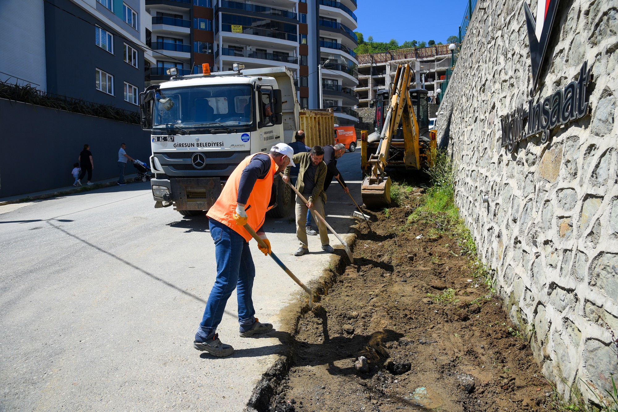ERİKLİMAN MAHALLESİ’NDE 500 METRELİK MODERN KALDIRIM ÇALIŞMASI YAPILIYOR