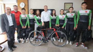 Bisiklet Türkiye Kupası’nda Madalyaları Toplayan Sporcular Gençlik ve Spor İl Müdürü Muzaffer Ergün’ü Ziyaret Etti