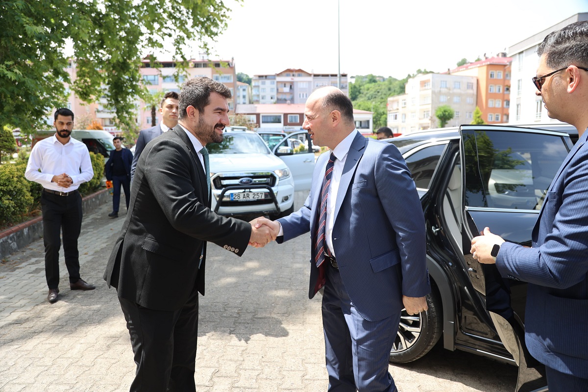 VALİ SERDENGEÇTİ, PİRAZİZ İLÇESİNİ ZİYARET ETTİ