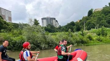 BAŞKAN AYYILDIZ, ŞAMPİYONLARLA RAFTİNG YAPTI