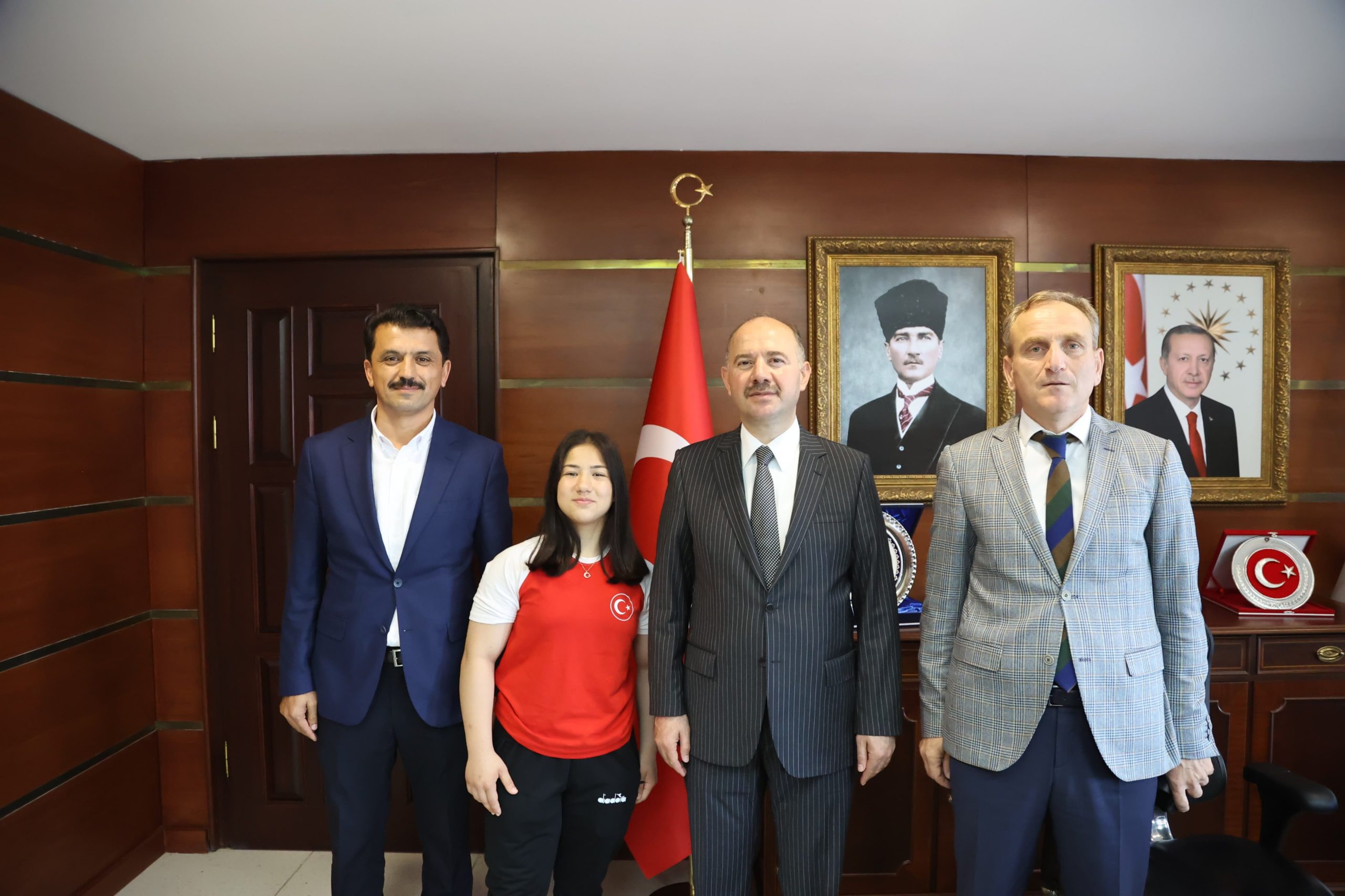 VALİ SERDENGEÇTİ, AVRUPA ŞAMPİYONU DEVA DÜBÜŞ’Ü TEBRİK ETTİ