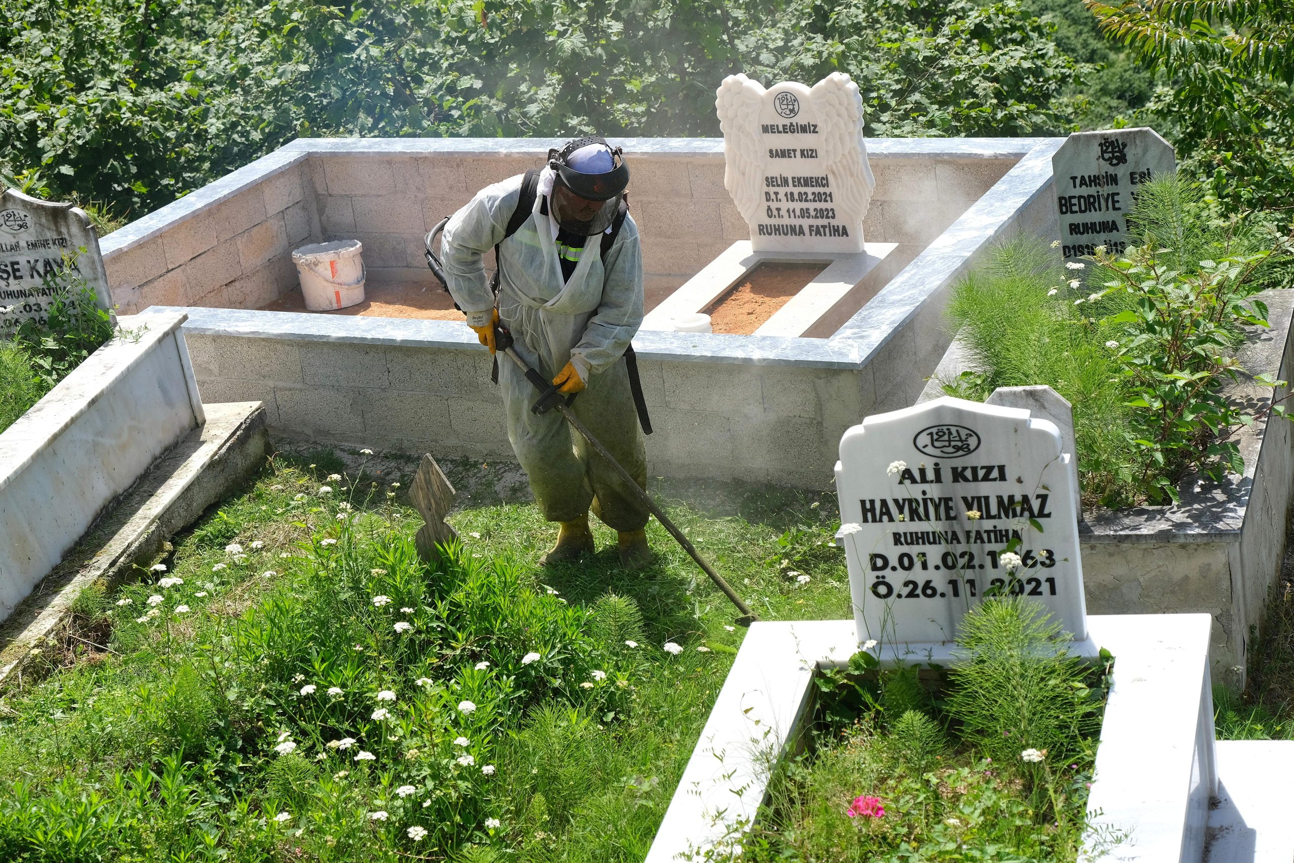 Mezarlıklarda Bayram Temizliği