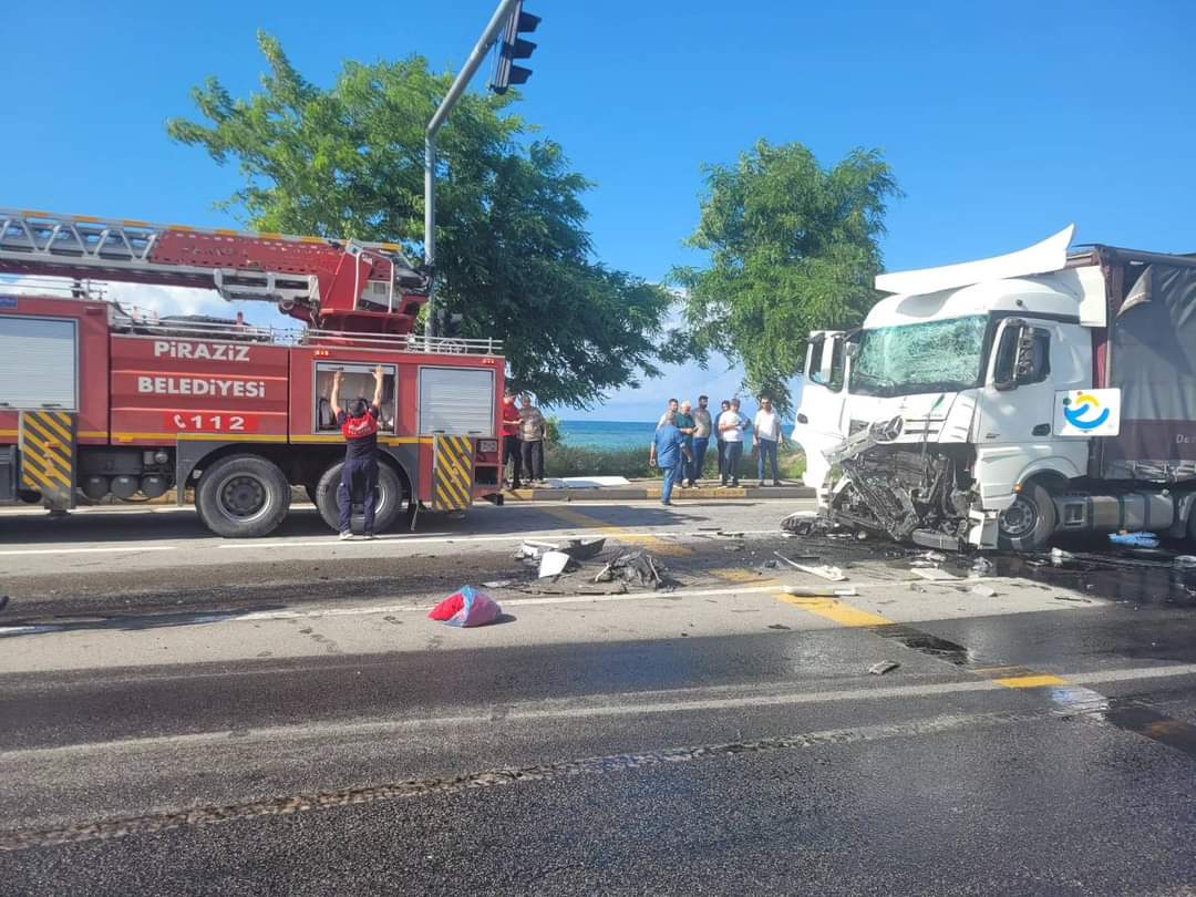 PİRAZİZ’DE IŞIKLARDA TRAFİK KAZASI