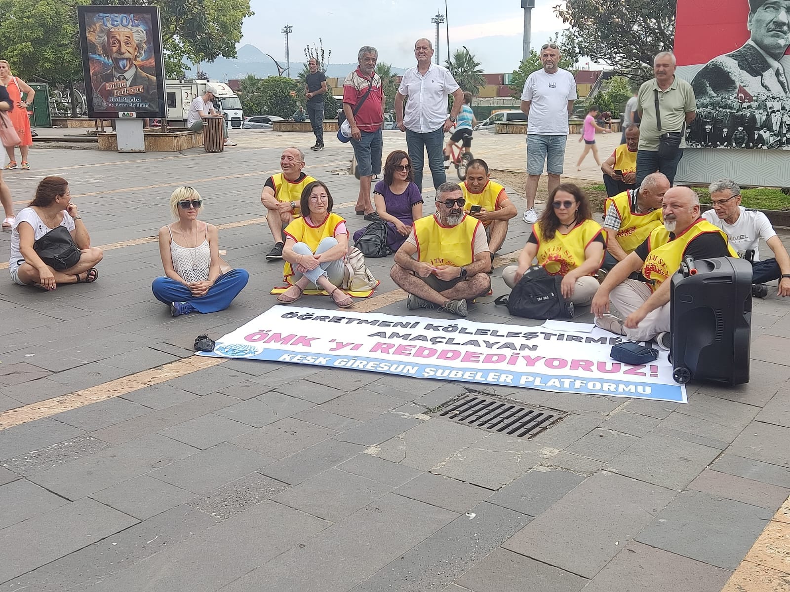 “ÖĞRETMENİ KÖLELEŞTİRMEYİ AMAÇLAYAN ÖMK ‘yı REDDEDİYORUZ!”