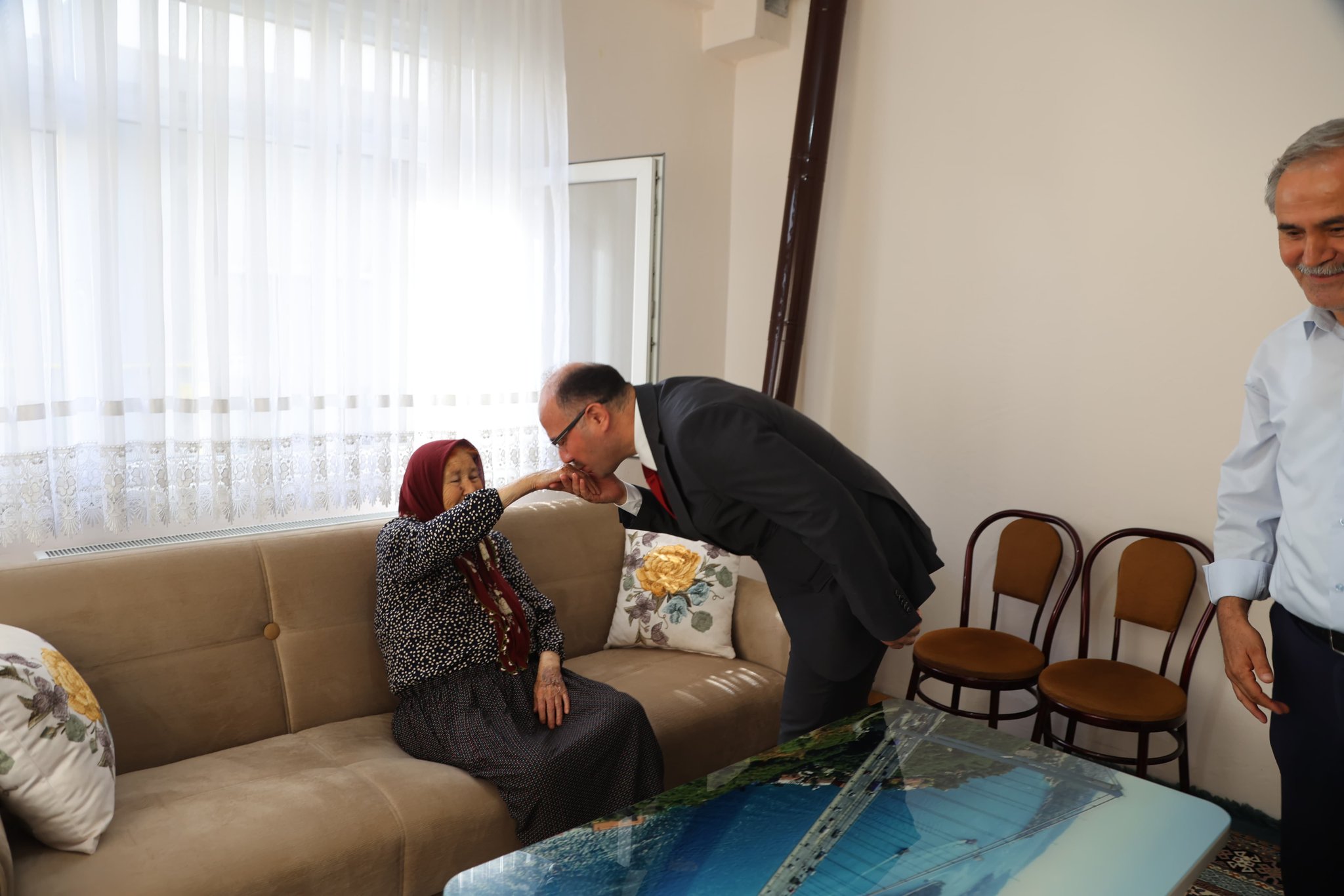 VALİ SERDENGEÇTİ, ŞEHİT ÖZDEMİR’İN AİLESİNİ ZİYARET ETTİ