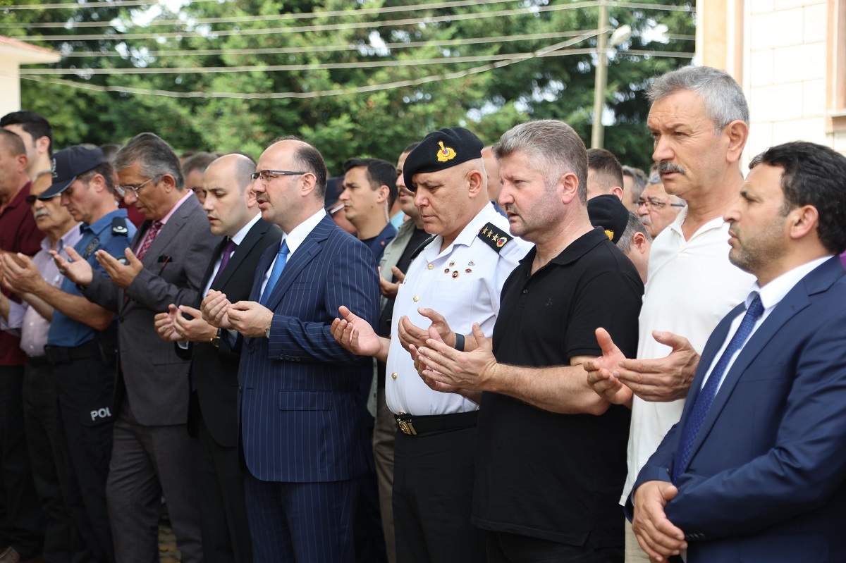 VALİ SERDENGEÇTİ, ŞEHİT KERİM SOFU’NUN ANNESİNİN CENAZESİNE KATILDI
