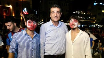 MİLLİ TAKIM COŞKUSU DEV EKRANDA YAŞANMAYA DEVAM EDİYOR