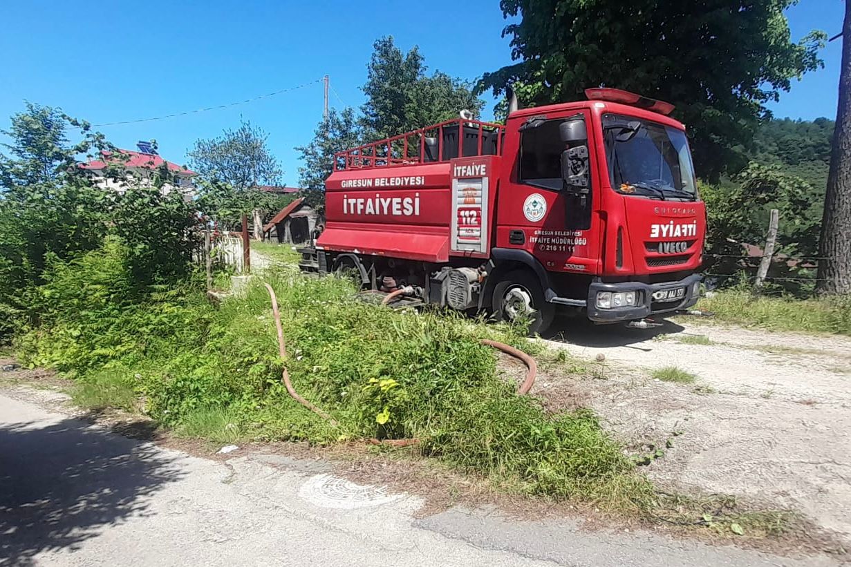 İTFAİYE MÜDÜRLÜĞÜ KÖYLERE İÇME SUYU DESTEĞİ SAĞLIYOR