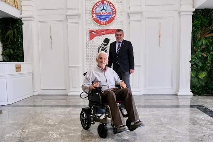 BAŞKAN SIBIÇ’TAN ENGELLİ VATANDAŞA TEKERLEKLİ SANDALYE