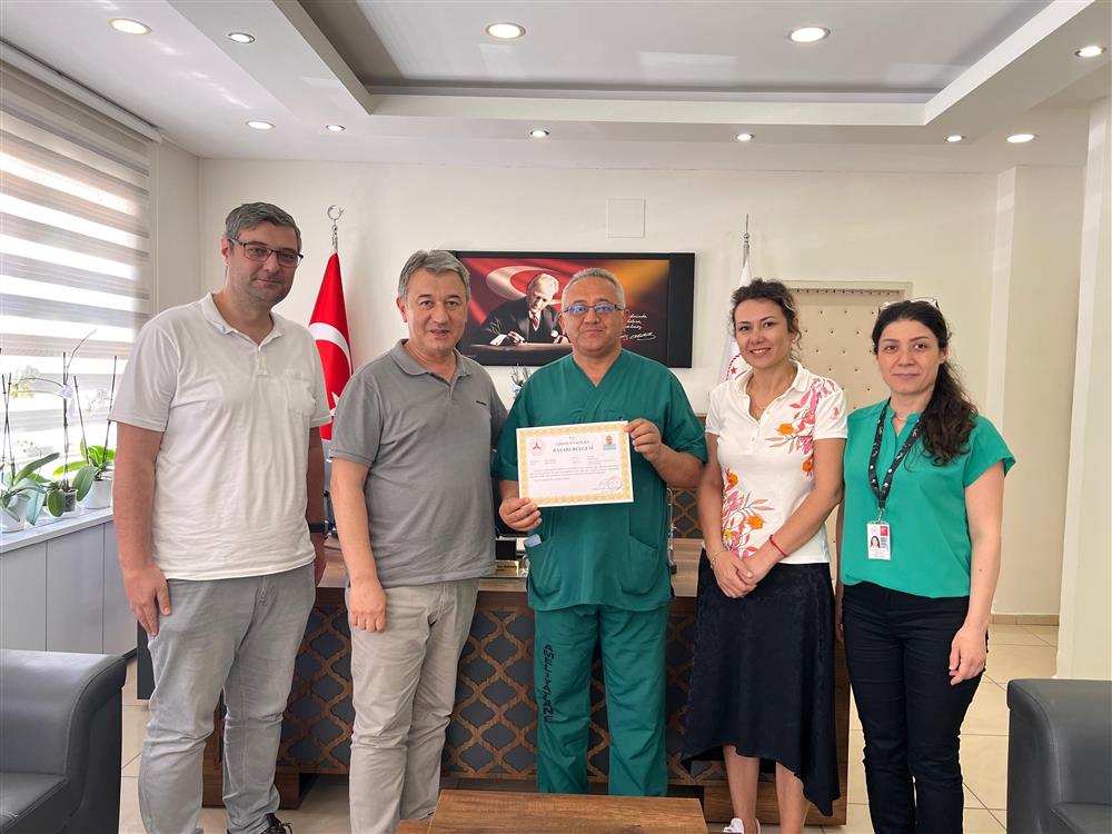 VALİ SERDENGEÇTİ’DEN HASTANE ÇALIŞANLARINA BAŞARI BELGESİ TAKDİMİ