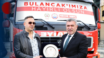 YENİ İTFAİYE ARACI İÇİN BAŞKAN SIBIÇ İLÇEMİZE KATKILARINDAN DOLAYI ŞABAN KORKMAZ’a PLAKET TAKDİM ETTİ