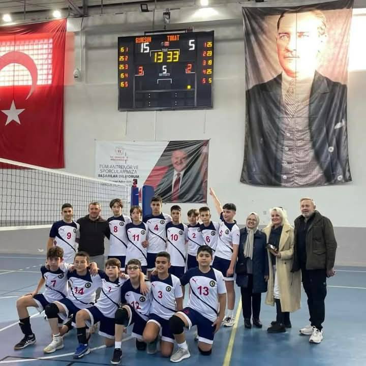BULANCAK MEHMET AKİF ERSOY ORTAOKULU, VOLEYBOL YILDIZ ERKEKLER GRUP MÜSABAKALARINDA TÜRKİYE YARI FİNALLERİNE YÜKSELDİ