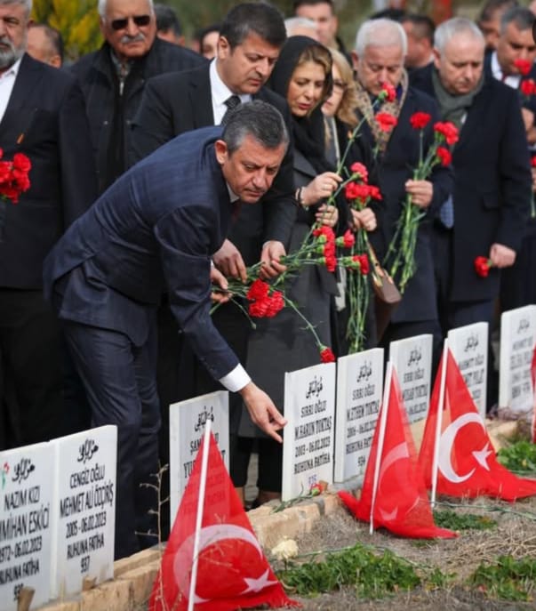 CHP GENEL BAŞKANI ÖZGÜR ÖZEL VE MİLLETVEKİLİ ELVAN IŞIK GEZMİŞ DEPREM BÖLGESİNDE