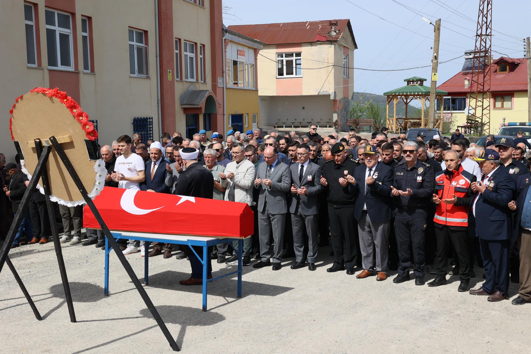 VALİ SERDENGEÇTİ VE KAYMAKAM KOÇ, KIBRIS GAZİSİ ŞENEL BAŞ’IN CENAZE TÖRENİNE KATILDI