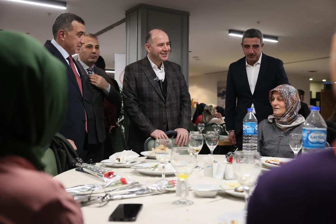 GİRESUN VALİSİ SERDENGECTİ, DÜNYA KADINLAR GÜNÜ’NDE KADIN ÇALIŞANLARLA BİR ARAYA GELDİ