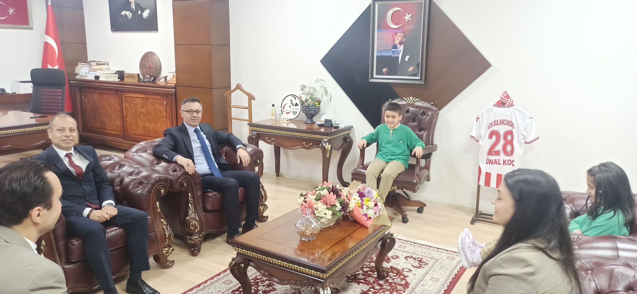 ÇOCUKLAR GELECEĞİN TEMSİLCİLERİ OLDU: KAYMAKAMLIK KOLTUĞU 23 NİSAN’DA MİNİKLERE EMANET