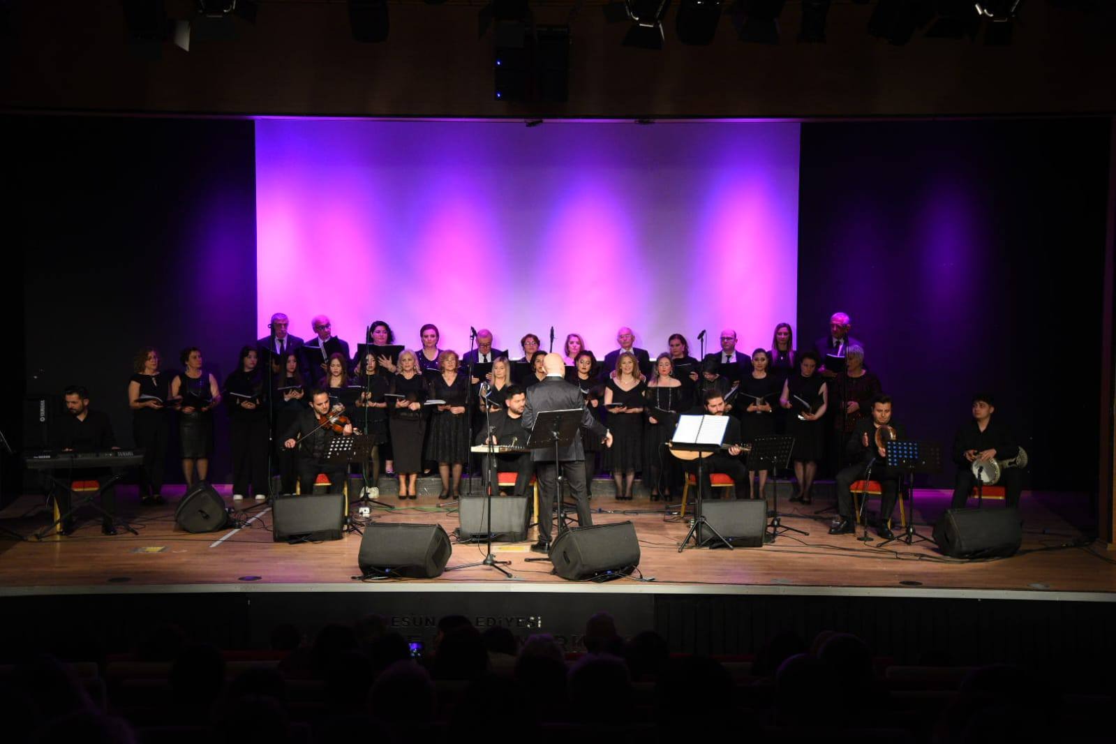 AVNİ ANIL ŞARKILARIYLA DOLU KONSER MUHTEŞEM GEÇTİ