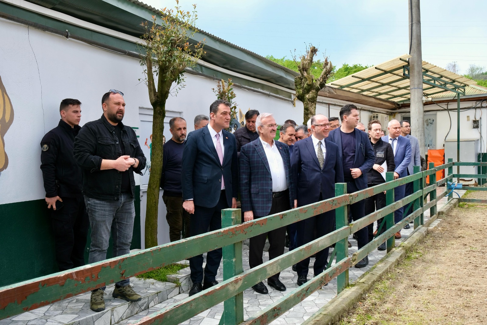 İÇİŞLERİ BAKAN YARDIMCISI MÜNİR KARALOĞLU HAYVAN BARINAĞI VE HAYVANAT BAHÇESİNİ ZİYARET ETTİ
