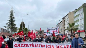 TİREBOLU GAZZE İÇİN YÜRÜDÜ: VİCDANLAR TİREBOLU KALESİ’nde BULUŞTU