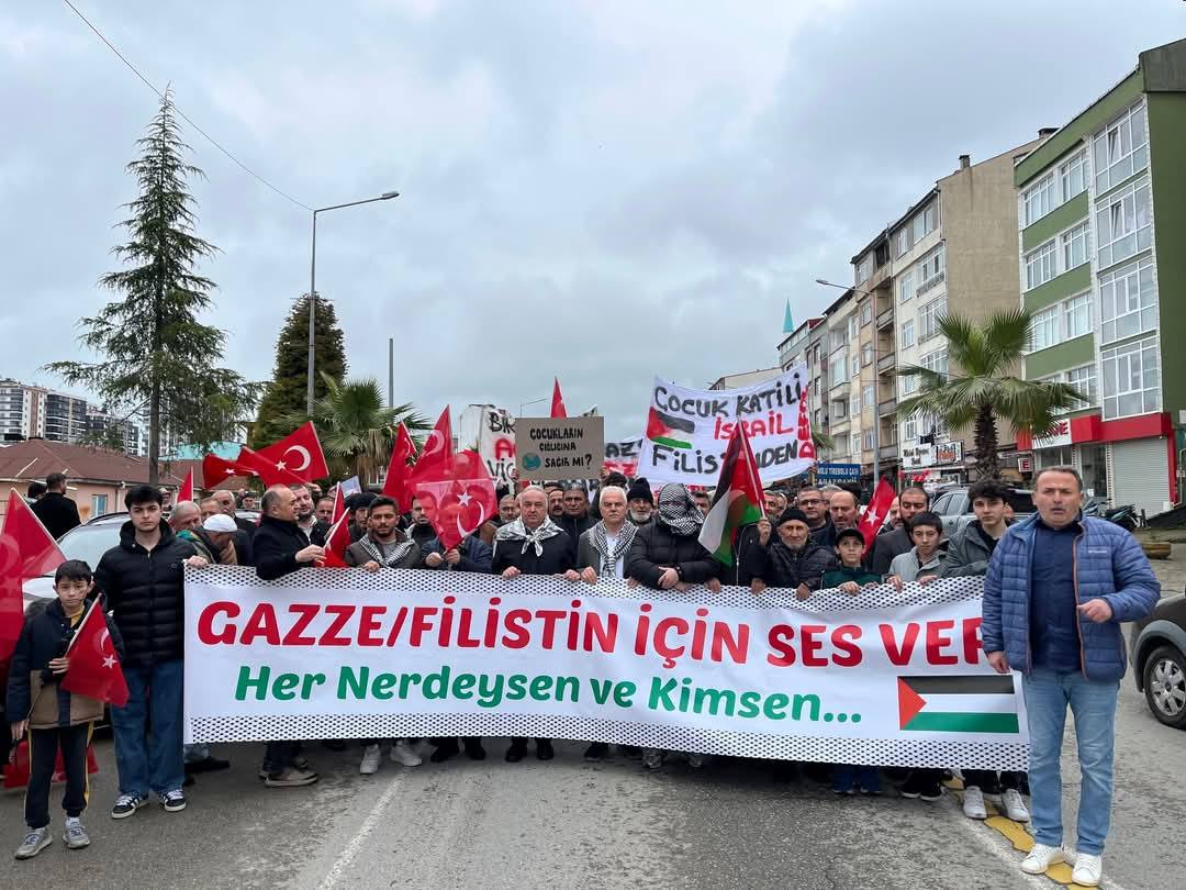 TİREBOLU GAZZE İÇİN YÜRÜDÜ: VİCDANLAR TİREBOLU KALESİ’nde BULUŞTU