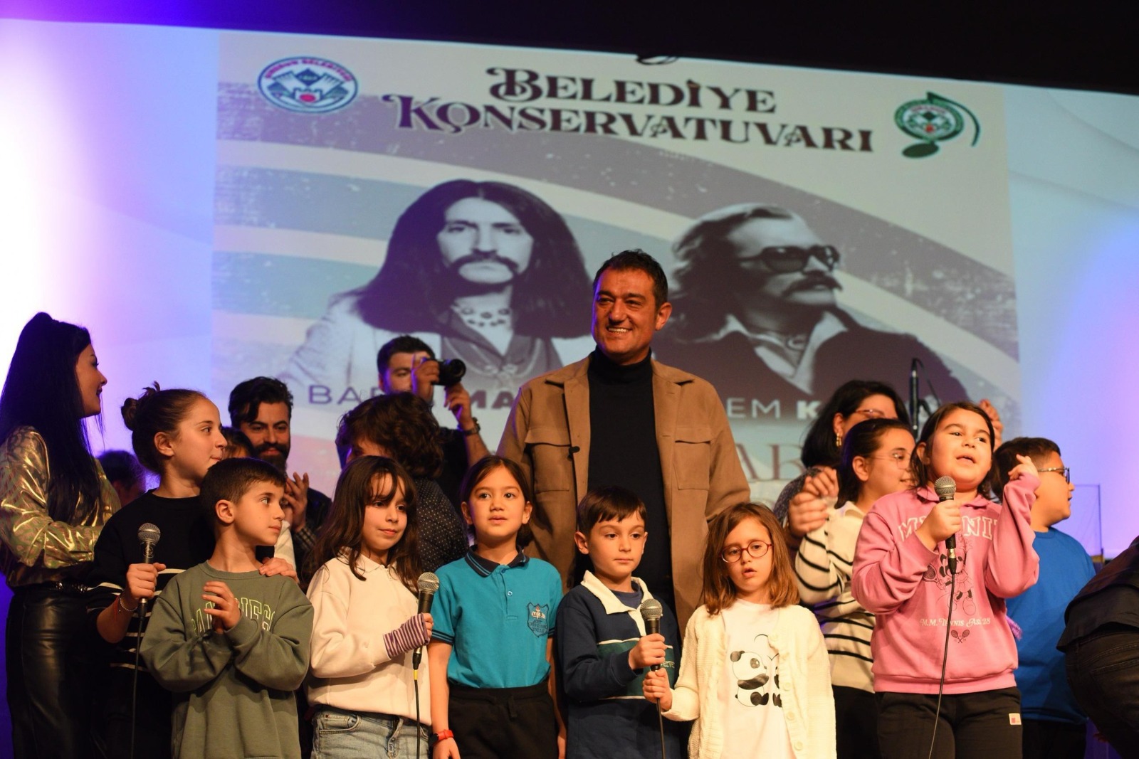 BARIŞ MANÇO VE CEM KARACA ŞARKILARININ SESLENDİRİLDİĞİ KONSERE YİNE İLGİ BÜYÜKTÜ