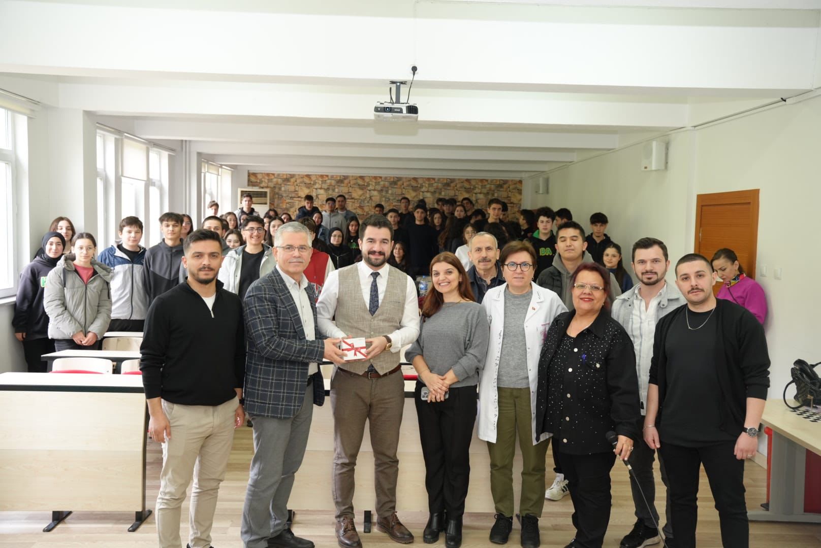 HAMDİ BOZBAĞ ANADOLU LİSESİ’NDE ANLAMLI BULUŞMA; BAŞKAN AYYILDIZ MEZUN OLDUĞU OKULDA ÖĞRENCİLERLE BULUŞTU