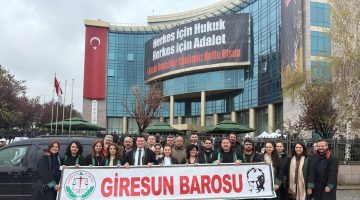 ANKARA’DA SAVUNMANIN BAĞIMSIZLIĞI VE HUKUKA SAYGI İÇİN YÜRÜYEREK ANITKABİR’İ ZİYARET EDİLDİ