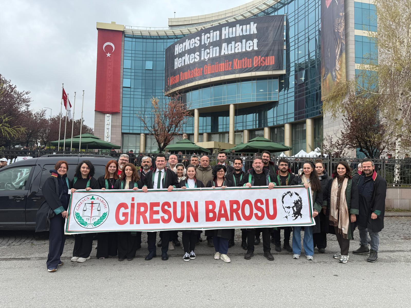 ANKARA’DA SAVUNMANIN BAĞIMSIZLIĞI VE HUKUKA SAYGI İÇİN YÜRÜYEREK ANITKABİR’İ ZİYARET EDİLDİ
