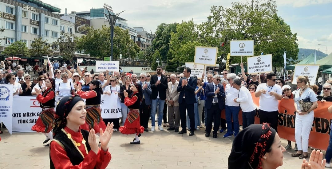 TÜMFED’ in 3.GİRESUN KOROLAR FESTİVALİ DÜN KORTEJ YÜRÜYÜŞÜ İLE START ALDI