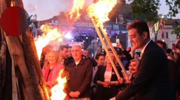 ON BİNLERCE KİŞİ YÜRÜDÜ, FESTİVAL ATEŞİ YANDI