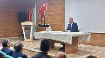 VALİ SERDENGEÇTİ ÖĞRENCİLERLE BULUŞTU: “AMACIMIZ BİR HİKÂYE ANLATMAK DEĞİL, SADECE BİR PENCERE ARALAMAKTI”