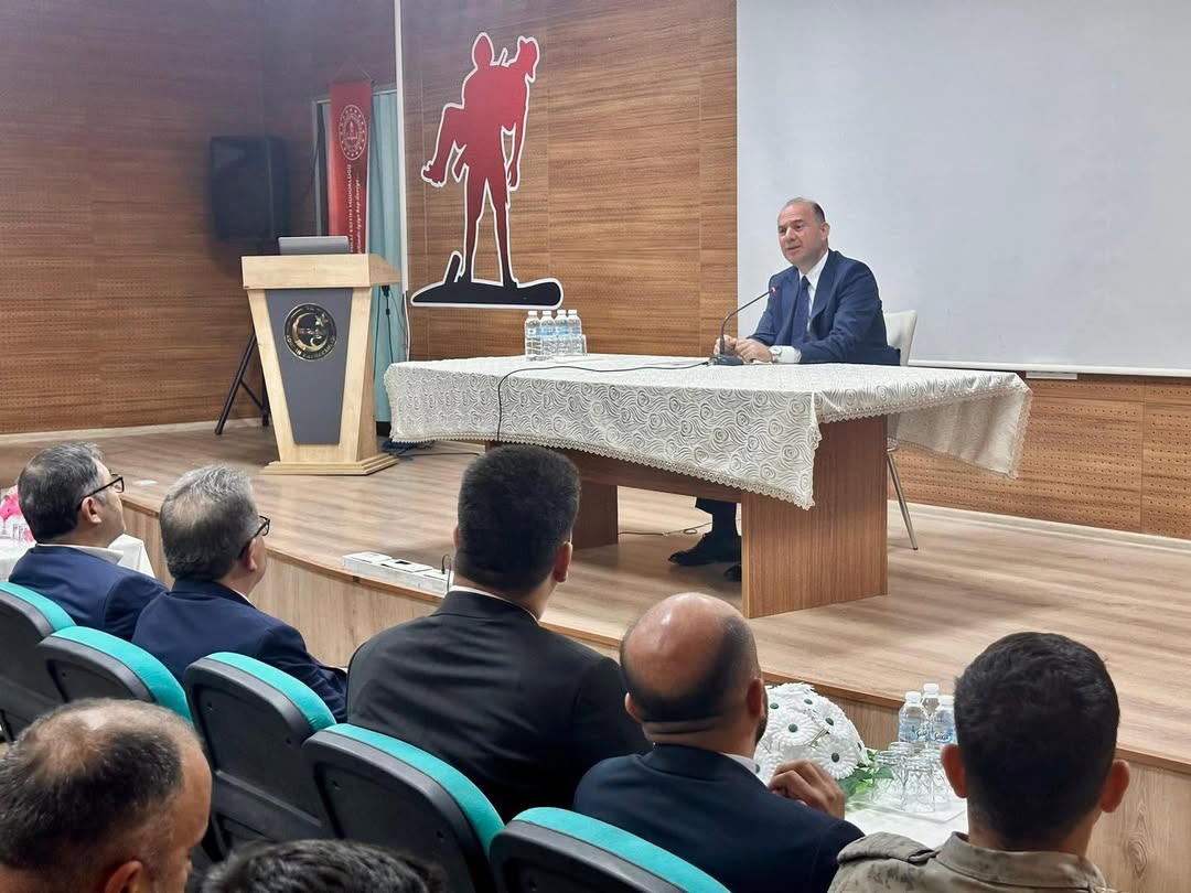VALİ SERDENGEÇTİ ÖĞRENCİLERLE BULUŞTU: “AMACIMIZ BİR HİKÂYE ANLATMAK DEĞİL, SADECE BİR PENCERE ARALAMAKTI”
