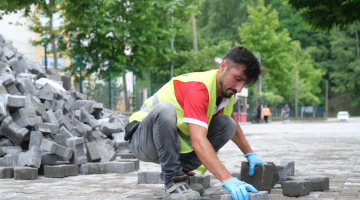 YENİ YERLEŞİM YERİNDE PARKE YOL ÇALIŞMASI YAPILIYOR
