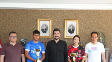 RAFTİNG’de TÜRKİYE DERECESİ ALAN ÖĞRENCİLER BAŞKAN AYYILDIZ’ı ZİYARET ETTİ