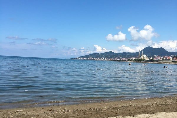 BULANCAK’ta DENİZE GİRMEK BUGÜN YASAKLANDI: KAYMAKAMLIKTAN ÖNEMLİ UYARI